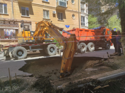 Дорога из-за провала рядом с обладминистрацией до сих пор перекрыта в Волгограде