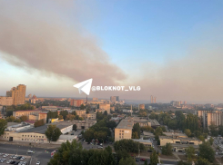 Чёрный пепел  оседает с неба в центре Волгограда 