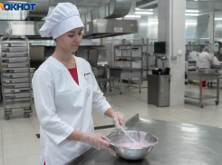 Джин и 100 рублей помогли ответить на вопросы участнице «Мисс Блокнот Волгоград-2024»