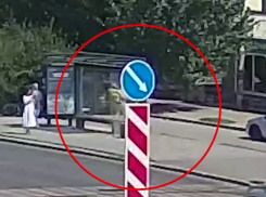 Иномарка сбила курьера «Яндекс.Еды» в центре Волгограда — видео