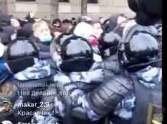 «Я не за Навального, я за своего сына и родителей»: тысяча волгоградцев в центре города рассказали, зачем вышли