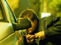 На юге Волгограда неизвестные ограбили авто на 600 тысяч