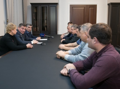 После информации о банкротстве «Красного Октября» Андрей Бочаров встретился с коллективом завода