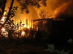 В Волгограде женщина разведенным костром сожгла собственный сарай 