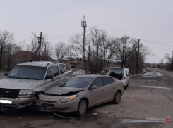 В тройном ДТП с УАЗом под Волгоградом пострадали два человека