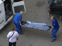 В центре Волгограда мужчина купил продукты и умер возле магазина 