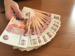 Мать и дочь покупали продукты на рынках Волгограда на фальшивые пятитысячные купюры