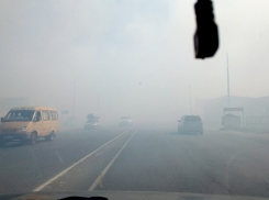 Трассу под Волжским заволокло дымовой завесой