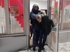 В Волгограде безработный дважды пришел грабить магазин с пневматом: видео