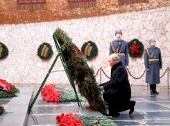 Владимир Путин преклонил колено на Мамаевом кургане 