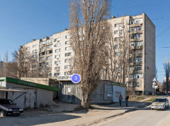 В Волгограде школьник сорвался с крыши девятиэтажки