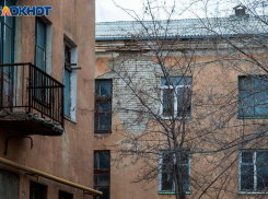 Волгоградец разбился насмерть, выпав с балкона лестничной клетки