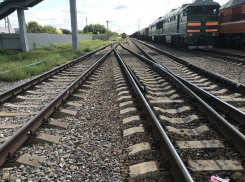 Поезд сбил 12-летнего подростка на юге Волгограда