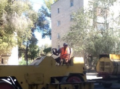 В Кировском районе ремонтируют улицу Красных командиров и переулок Школьный