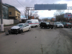 Житель Волгограда на «Ниве» протаранил Volkswagen Polo: 2 пострадали
