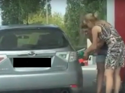 Видео с двумя волгоградскими блондинками на заправке стало хитом в интернете