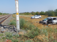 На переезде под Волгоградом грузовой поезд снёс иномарку
