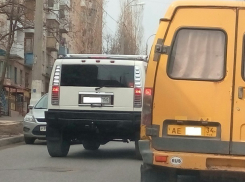 Жителей Волгограда возмутил дерзкий Hummer на «встречке»