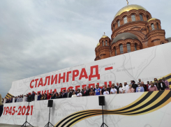 На спецмашинах в Волгограде свозят ветеранов на парад Победы