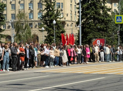 Транспорт битком: тысячи волгоградцев после Парада Победы отправились на Мамаев курган 