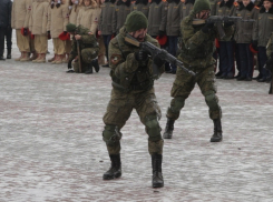 Разведчики устроили стрельбу возле музея-панорамы в Волгограде