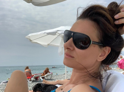 Берег в булыжниках и совковый антураж: Елена Исинбаева об отдыхе в Сочи