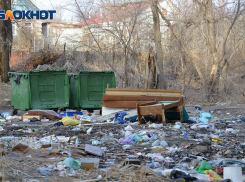 Мусорный бак помешал водителю мотороллера без прав в Волгоградской области