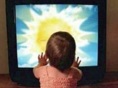 На юге Волгограда 2-летняя девочка едва не умерла под телевизором