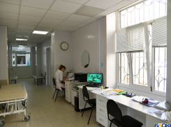 21-летнего парня доставили в больницу с ножом в груди в Волгоградской области