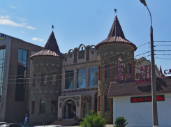 Банки, дилерские центры, офисы и бары: волгоградский бизнес распродаёт имущество