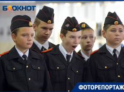 Заинтересованные лица на выставке маршала Малиновского в Волгограде попали в объектив фотографа 