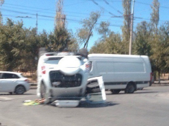 В центре Волгограда в ДТП с микроавтобусом перевернулась Chevrolet Niva