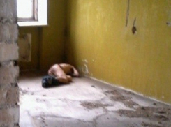 Следователи ищут убийц мужчины, найденного в заброшенной больнице на юге Волгограда 