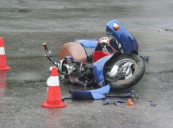 Под Волгоградом мопедист протаранил жилой дом