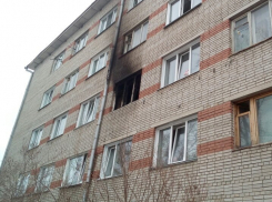 Мужчина впал в кому после пожара в 5-этажке на юге Волгограда 