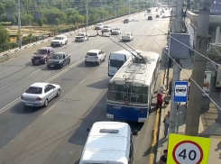 Маршрутка подрезала троллейбус: авария на «Современнике» в Волгограде попала на видео