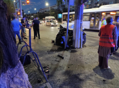 Металлическое крошево из машин: фото автокатастрофы в центре  Волгограда