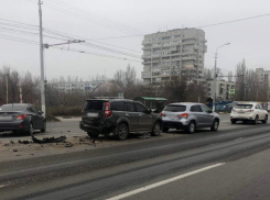 Четыре автомобиля столкнулись на юге Волгограда: двое в больнице