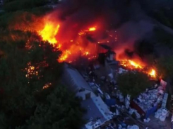 60 пожарных тушили горящий склад в Краснооктябрьском районе Волгограда