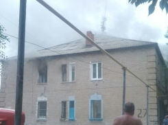 На юге Волгограда в жилом доме горит 8 квартир