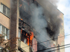 Пожар в многоэтажке Камышина выгнал на улицу 11 человек