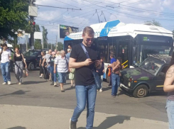 Столкновение «Нивы» и троллейбуса в центре Волгограда попало на видео