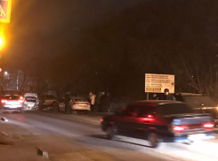 В центре Волгограда фура снесла десяток автомобилей