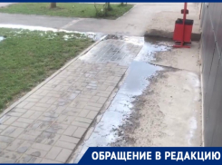 Канализация вторые сутки льется к ТЦ «Мармелад» в Волгограде: видео