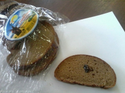 Жительница Волжского купила любимый хлеб с огромным жуком