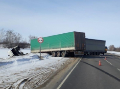 Грузовик протаранил тягач на «встречке» в Волгоградской области: водитель умер на месте
