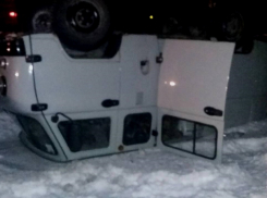 Колесо УАЗа заклинило под Волгоградом: двое в больнице