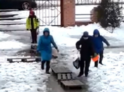 Попытка детей переплыть дорогу к школе попала на видео в Волгограде