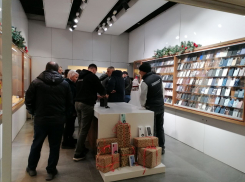 Ничего себе нищий город: очереди за красной рыбой и айфонами шокировали волгоградку