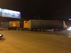 Две фуры столкнулись в центре Волгограда